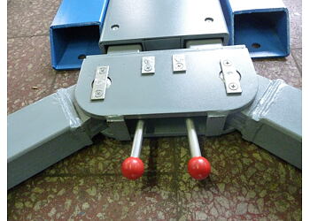  EAE EE-612FE - jednosloupový zvedák 2,5 t - detail odjištění ramen
